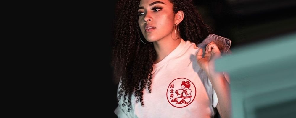T-shirt blanc orné d'un transfert circulaire de style japonais