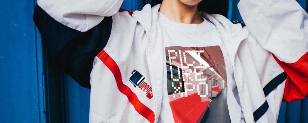Transfert photographique appliqué sur un t-shirt blanc porté sous une veste