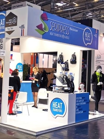 Stand Seripress lors d'un salon professionnel avec présentoirs produits
