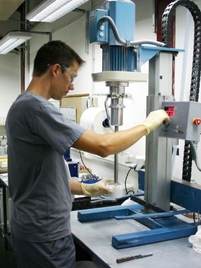 Employé Seripress travaillant sur une machine de production en atelier
