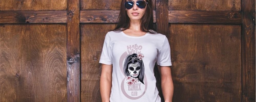 T-shirt blanc imprimé d'un crâne fleuri sur le thème Halloween et logo Elmex Club