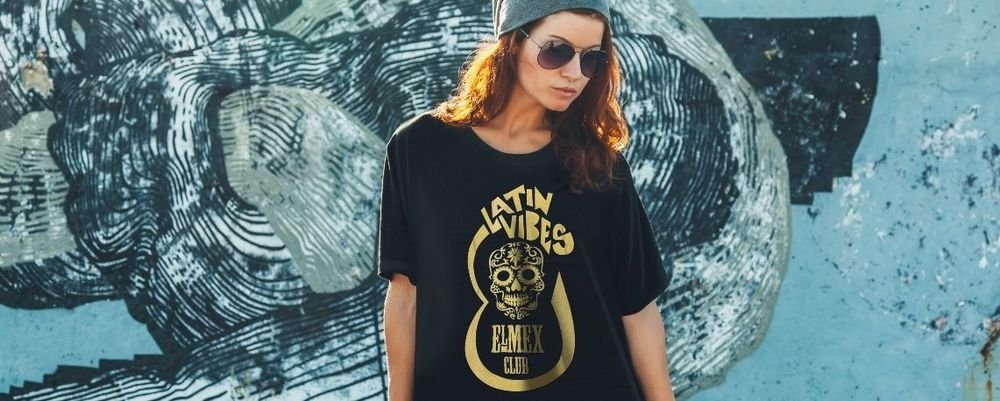 T-shirt noir imprimé d'un transfert doré Latin Vibes avec tête de mort