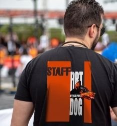 T-shirt noir imprimé Staff Art Dog Festival en orange