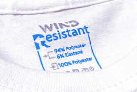Étiquette Serilabel imprimée à l'intérieur d'un vêtement, mention Wind Resistant