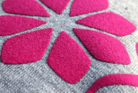 Transfert Die-Cut Silicone Grip anti-dérapant rose en forme de fleur sur tissu gris