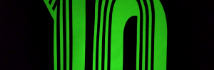 Détail d'un transfert Die-Cut phosphorescent "10" vert sur tissu noir
