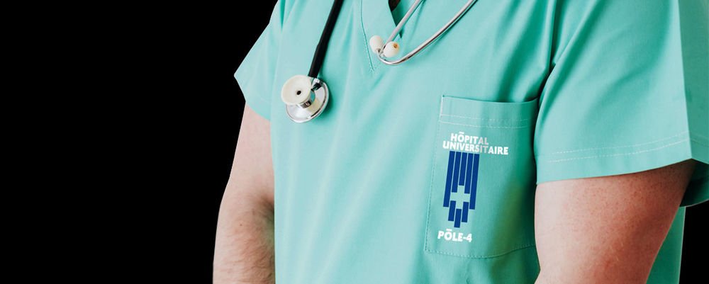 Blouse médicale verte imprimée du logo d'un hôpital universitaire sur la poche