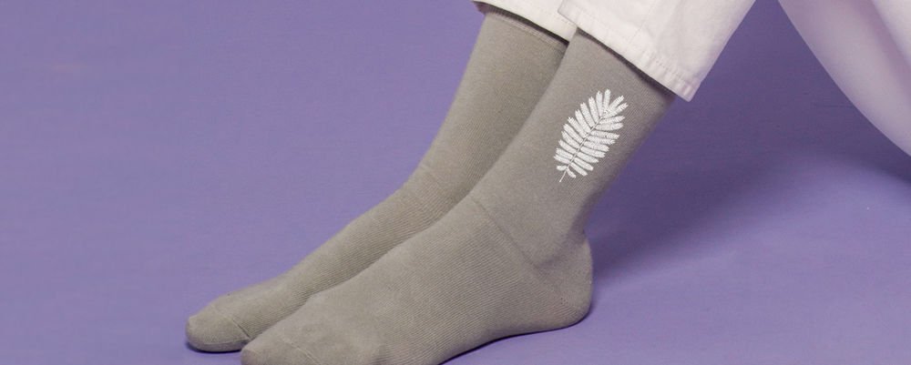 Chaussettes grises imprimées d'une feuille de fougère blanche