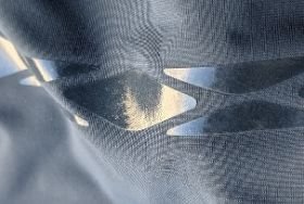 Gros plan sur un transfert Die-Cut Silicone Grip translucide sur tissu noir