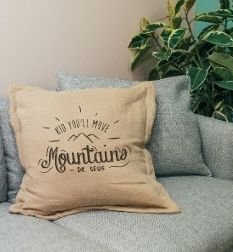 Coussin en lin beige imprimé d'une citation Kid You'll Move Mountains, Dr Seuss