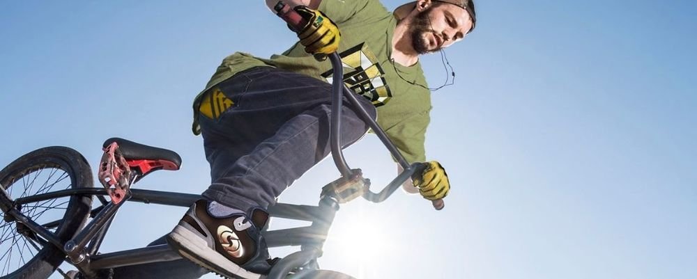 Cycliste BMX portant un t-shirt vert floqué d'un transfert jaune