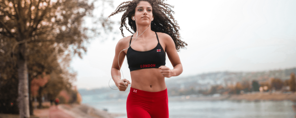 Coureuse en brassière noire marquée « London » et legging rouge