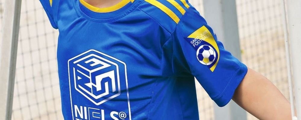 Blue football jersey printed with a white crest transfer