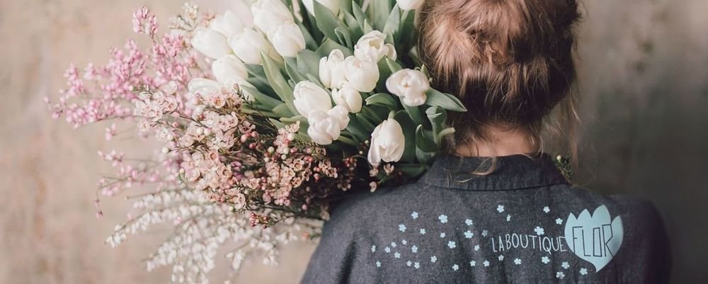 Grey cardigan printed with floral motifs and the La Boutique Flor logo